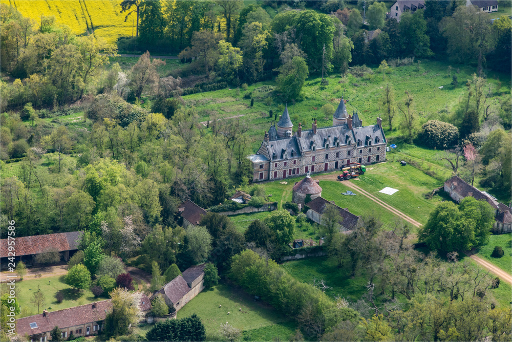 vue aérienne du château d'Escarpain en Eure-et-Loir en France