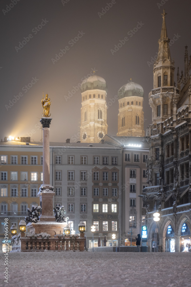 Fototapeta premium Monachium Marienplatz i Frauenchurch zimą