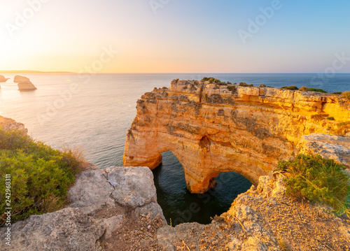 Obraz na płótnie Heart Shaped arch rock in Algarve, Portugal. Praia da Marinha w salonie