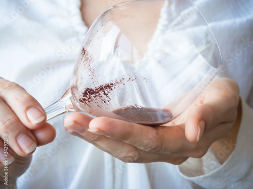 Foto Sediment in a glass of old wine. Sediment in wine.