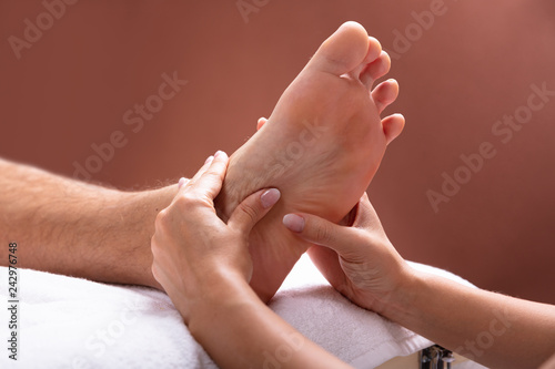 Bilde på lerret Therapist Giving Foot Massage To Man