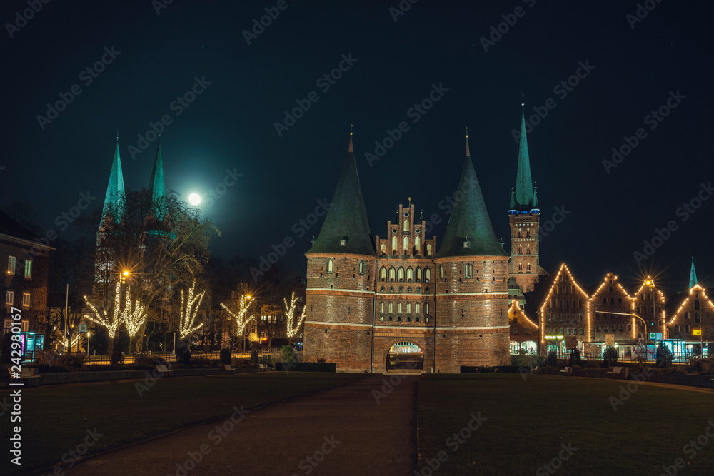 Holstentor und Marienkirche mit Mond