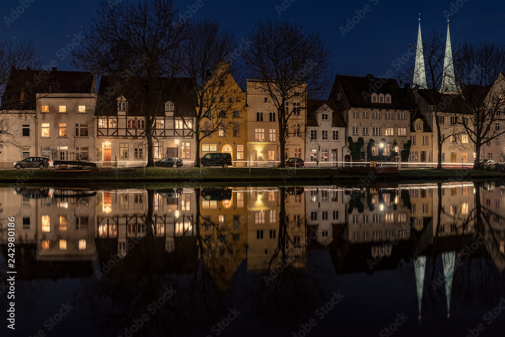 Märchenhafte Häuserkulisse am Abend in Lübeck