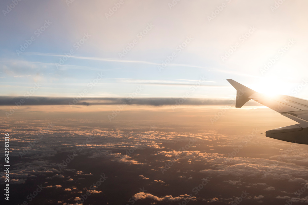 Obraz premium Sonnenuntergang aus dem Flugzeug