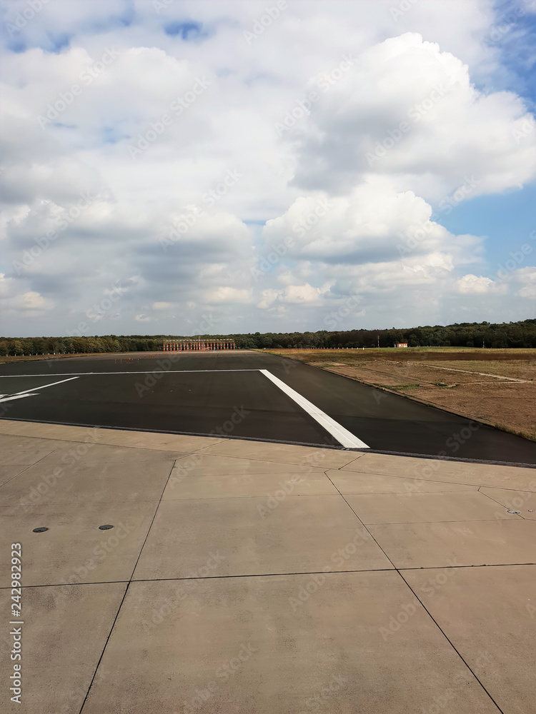 Lande-und Startbahn auf einem Flughafen