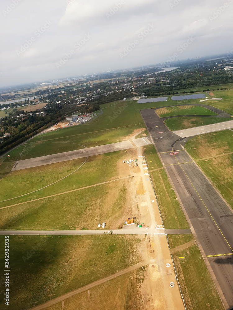 Start-und Landebahn eines Flughafens - Luftbild