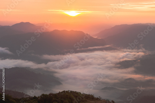 The picture of the sunset and the sun rising in the mist looks beautiful. © ปราโมทย์ สายสวาท