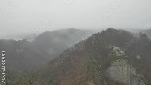 Nebel in der hügeligen Eifel