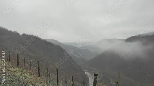Wolken hinter einem Weinberg in der Eifel