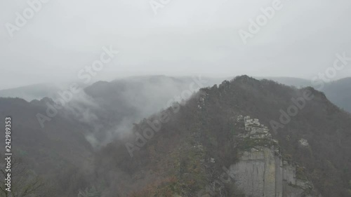 Wolken ziehen um einen Berg in der Eifel