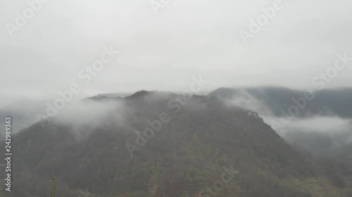 Wolken ziehen über einen Berg in der Eifel