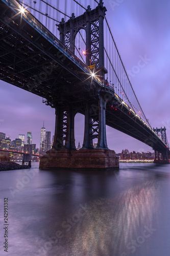 Fototapeta Naklejka Na Ścianę i Meble -  Manhattan Bridge view at night from East river with long exposure