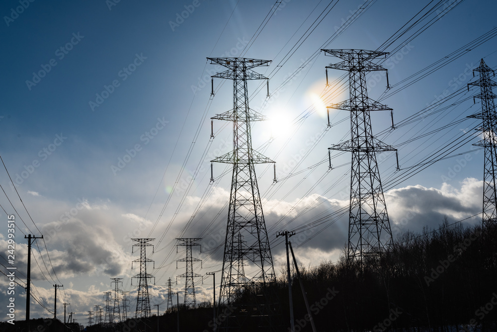 鉄塔と送電線 / エネルギーインフラのイメージ