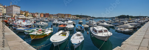 Panorama Altstadt mit Booten in Rovinj / Istrien