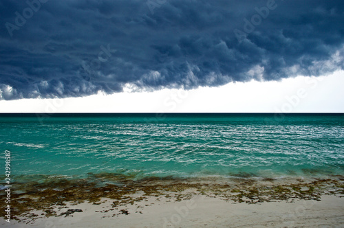 Fototapeta Naklejka Na Ścianę i Meble -  Varadero beach with an approaching storm
