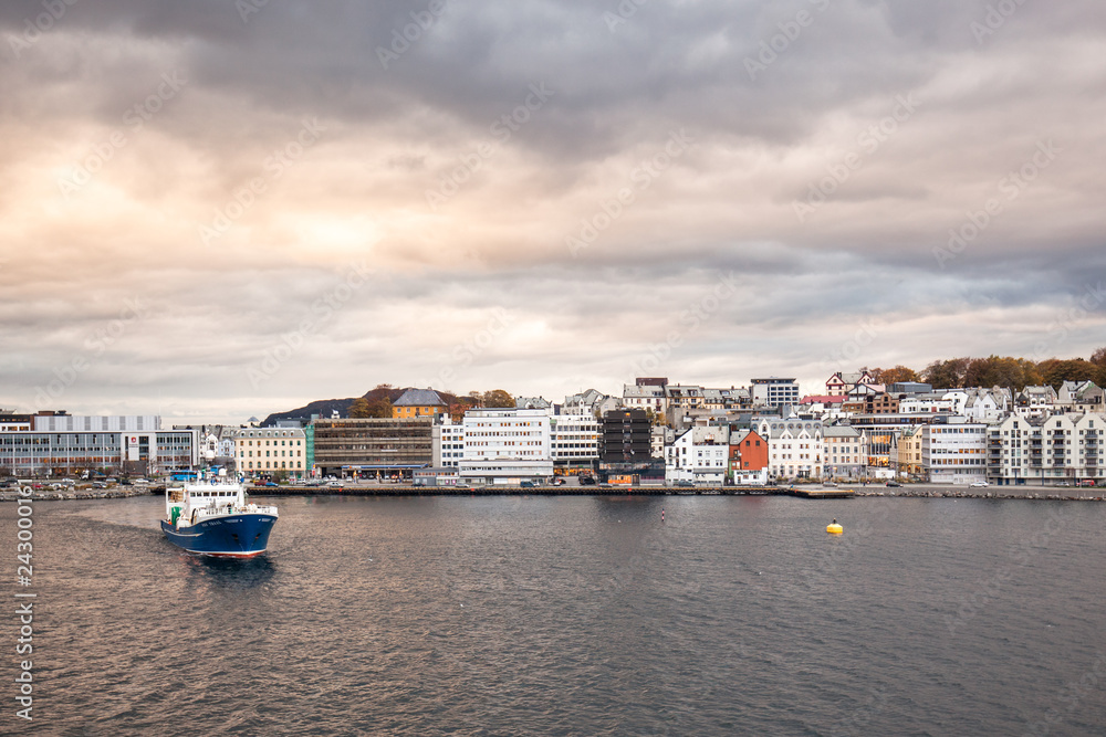 Norwegische Häuser am Wasser, Stadt am Wasser, großes Schiff