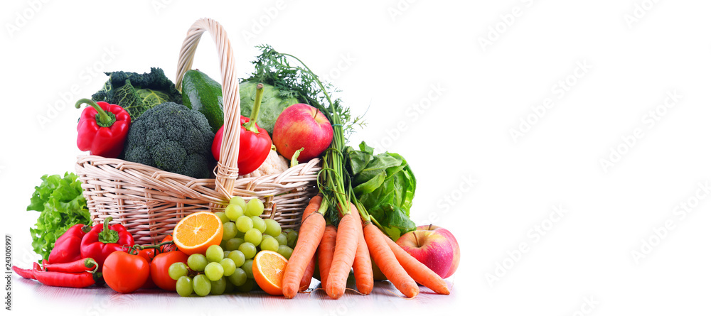 Fototapeta Świeże organiczne owoce i warzywa w wiklinowym koszu