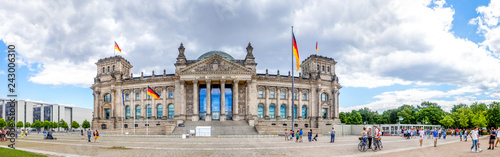 Dunkle Wolken über dem Reichstag in Berlin 