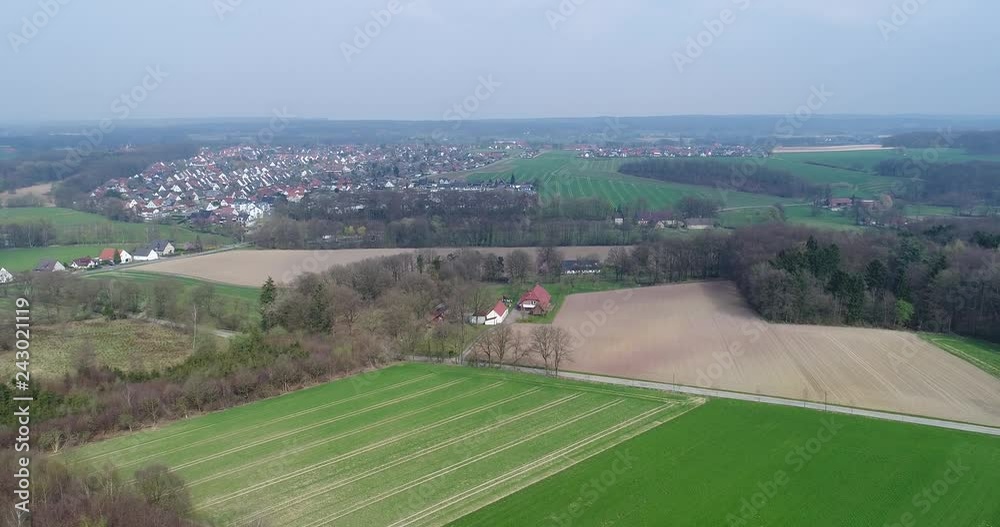 Luftaufnahme einer dörflichen Landschaft im März/April, Deutschland