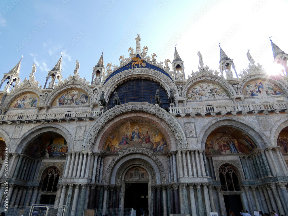 Catedral y basílica de San Marcos, principal templo católico de la ciudad de Venecia (Italia) y obra maestra de la arquitectura bizantina en el Véneto.