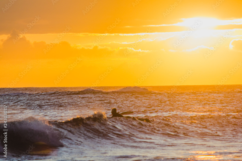 Naklejka premium Surfen bei Dämmerung auf Hawaii, Oahu