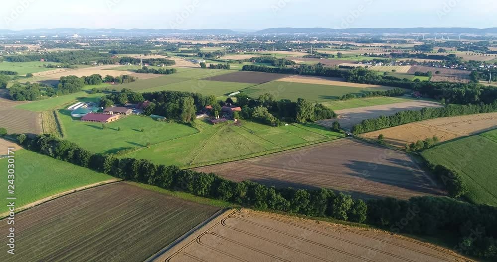 Drohnenflug über Getreidefelder und Ortschaft in Deutschland Drohnenflug über Getreidefelder und Ortschaft in Deutschland