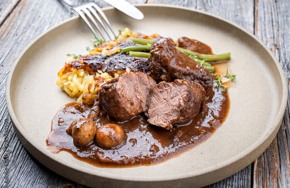 Traditionelle geschmorte Schweinebacken in brauner Rotwein Sauce mit ...