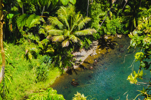 Einsame kleine Insel vor Hawaii  Oahu im Pazifik