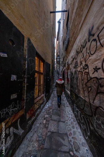 Fototapeta Naklejka Na Ścianę i Meble -  Frau alleine in Altstadt von Gamla Stan in Stockholm, Schweden