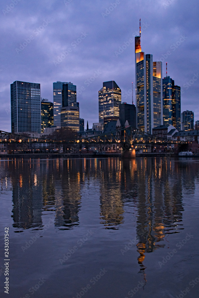 Morgendämmerung am Mainufer mit Blick auf die Skyline von Frankfurt, am Main, Hessen, Deutschland 