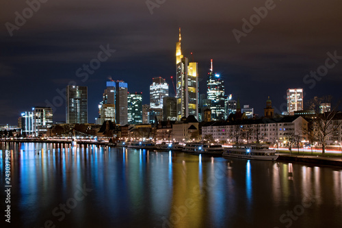 Die Frankfurter Skyline bei Nacht