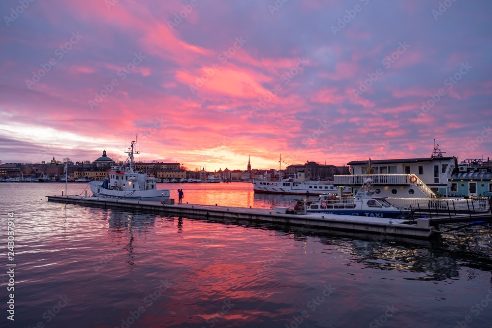 Sonnenuntergang über Ostseehafen von Stockholm, Schweden