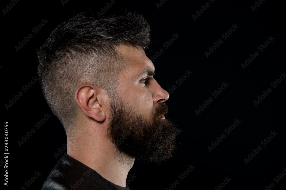 Fototapeta premium Brodaty mężczyzna. Dojrzały hipster z brodą. Moda męska. brutalny kaukaski hipster z wąsami. Pielęgnacja twarzy. poważny człowiek. Fajne i seksowne. Pewny swojego stylu. Modny i stylowy. skopiuj miejsce