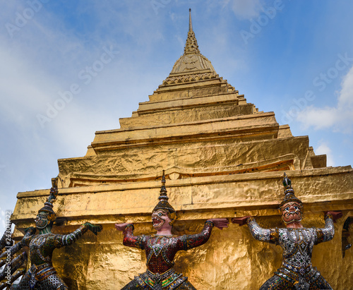 Esculturas de demonios sostienen Phra Borom Maha Ratcha Wang o Gran Palacio Real en Bangkok, Tailandia photo