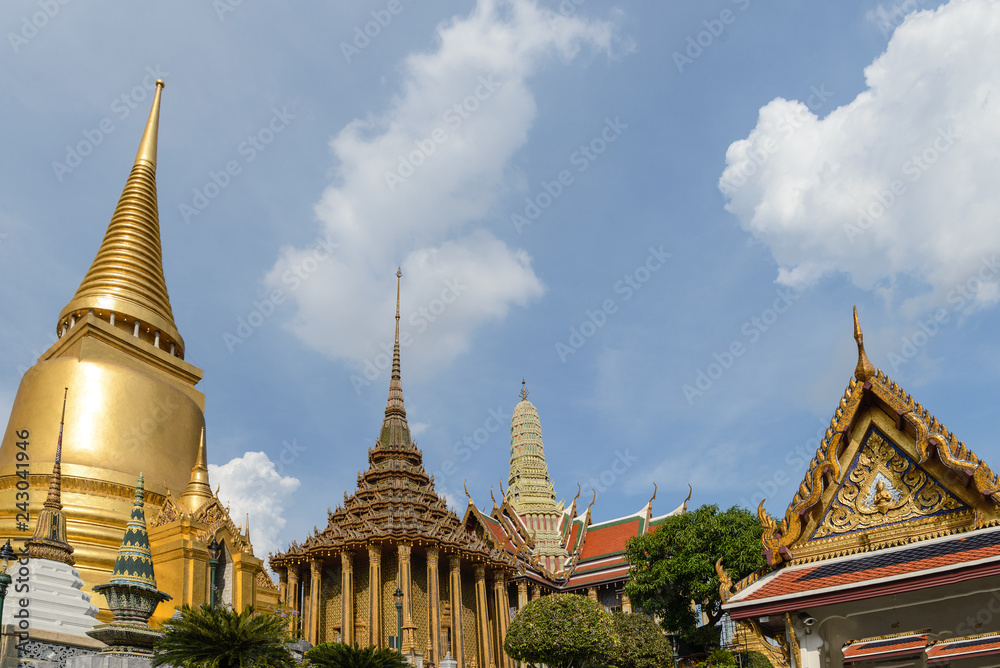 Fototapeta premium Phra Borom Maha Ratcha Wang lub Royal Grand Palace w Bangkoku w Tajlandii