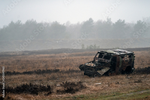 Alter kaputter zerstörter Militär Geländewagen auf einem Feld