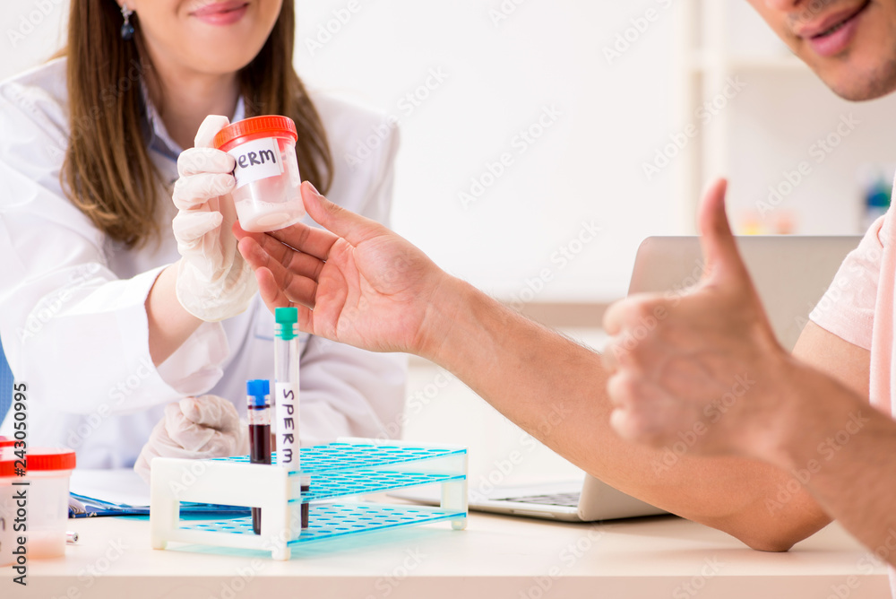 Male sperm donor visiting clinic Male sperm donor visiting clinic