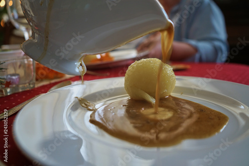 Klosgericht mit fließender Soße