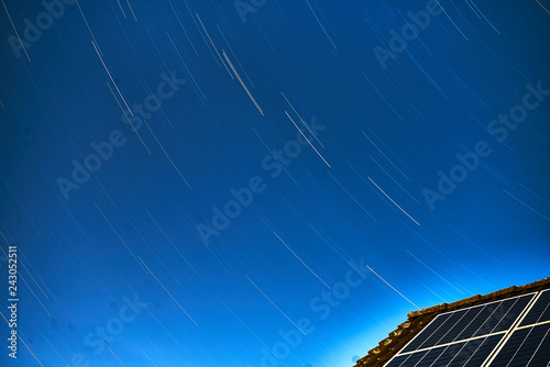 helle Strichspuraufnahme hinter einem scheinenden Dach