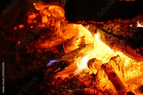 heiße Glut in einem lodernden Feuer
