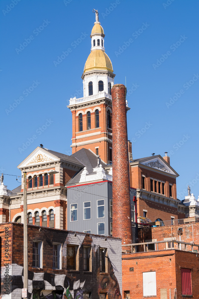 Fototapeta premium Dubuque County Courthouse with brillant blue skies in background. Dubuque, Iowa, USA
