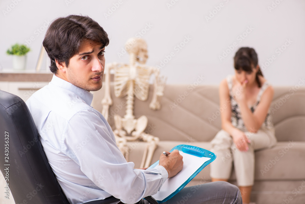 Obraz premium Young patient visiting psychologist for therapy