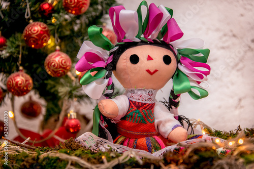 Photography muñeca mexicana navideña, con arbol de navidad y esferas rojas, traje tipico, ma