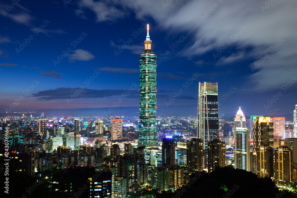 Fototapeta premium Panoramę Tajpej o zmierzchu, Tajwan
