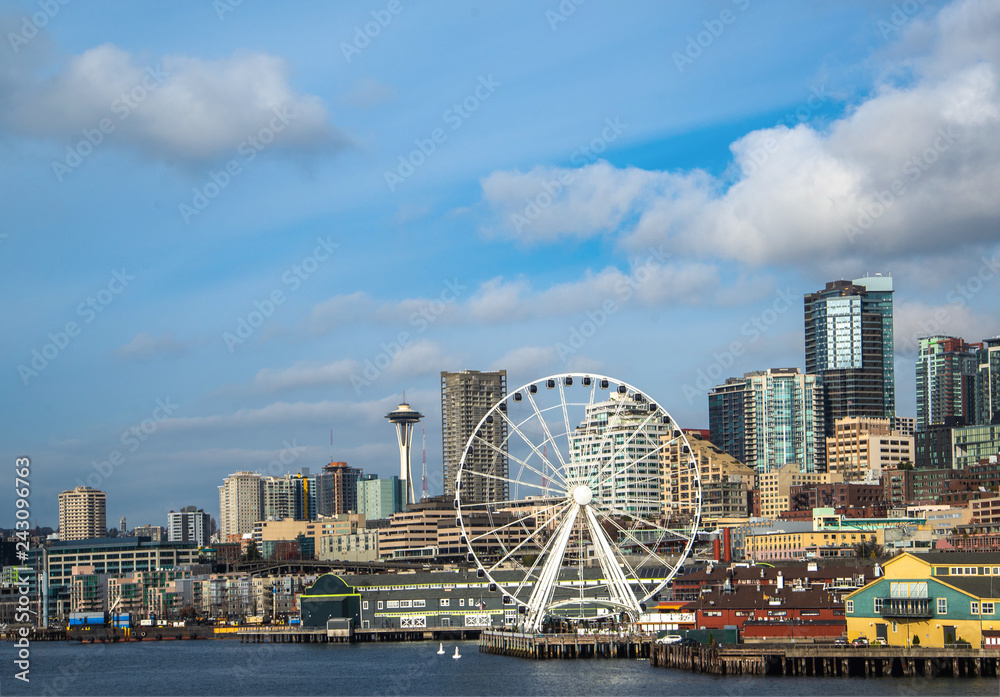Naklejka premium Seattle waterfront and skyline, with the Space Needle showing