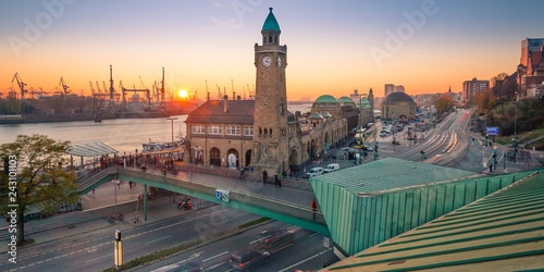 Sonnenuntergang an den Hamburger Landungsbrücken