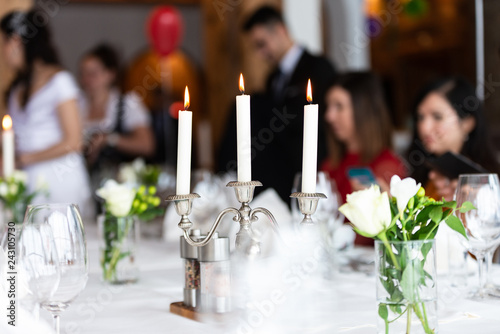 Festliche Tafel mit Kerzenständer und Blumen bei einer Feier