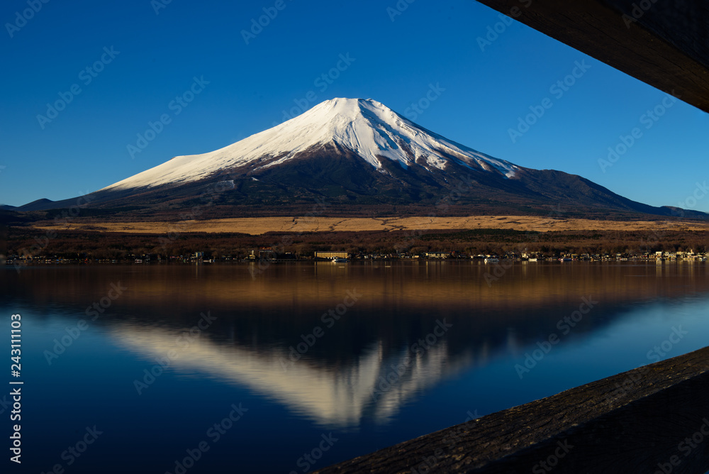 富士山と水鏡 額縁構図 富士山と水鏡 額縁構図