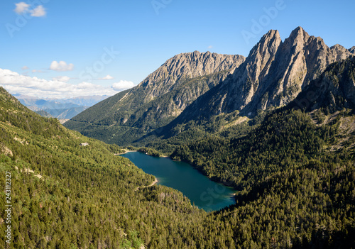 Fototapeta Naklejka Na Ścianę i Meble -  Parque natural en los Pirineos