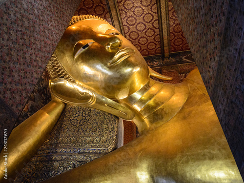 Photography Wat Pho o  Wat Po (en tailandés, วัดโพธิ์), conocido como el Templo del Buda Reclinado, es un templo budista (wat) en el distrito Phra Nakhon, Bangkok, Tailandia